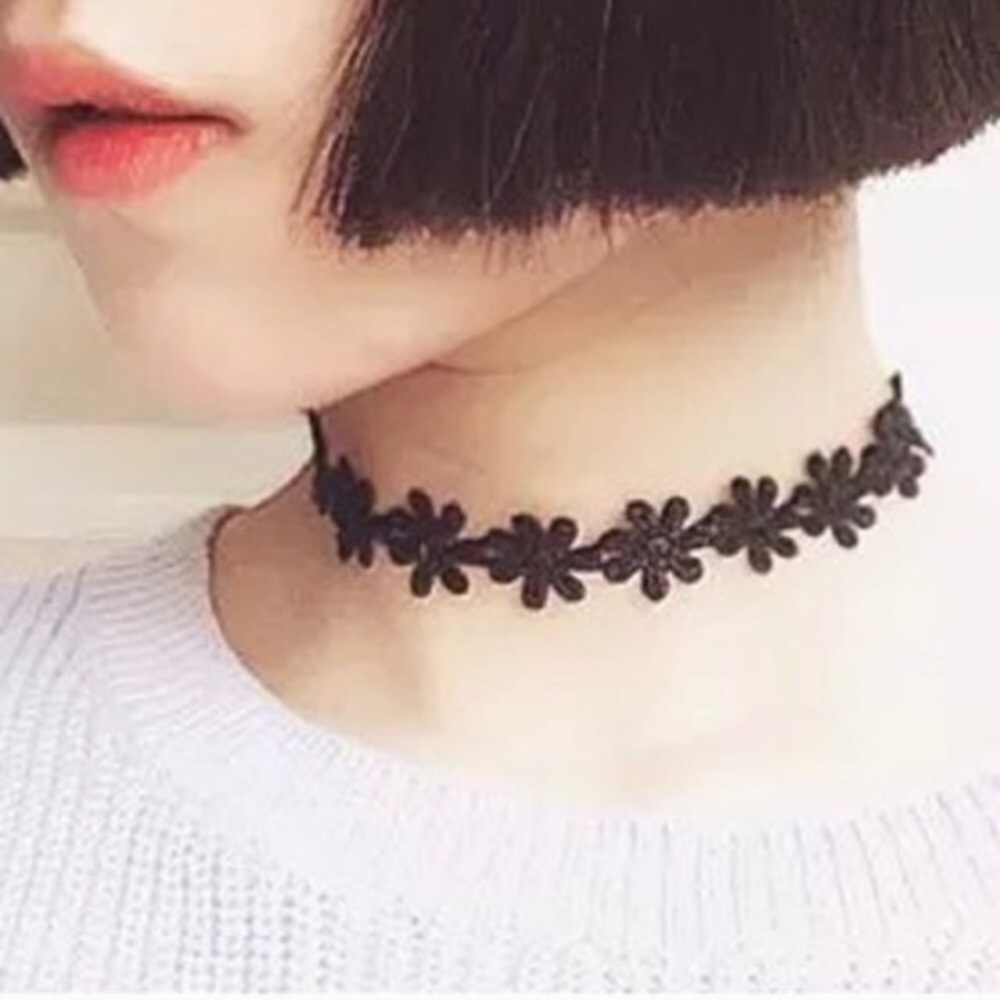 Forever 21 Black Floral Daisy Choker Necklace